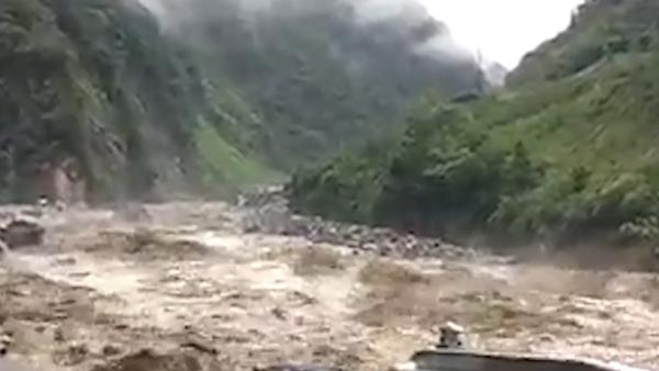 雅安暴雨：泥石流冲垮公路，山洪致2死