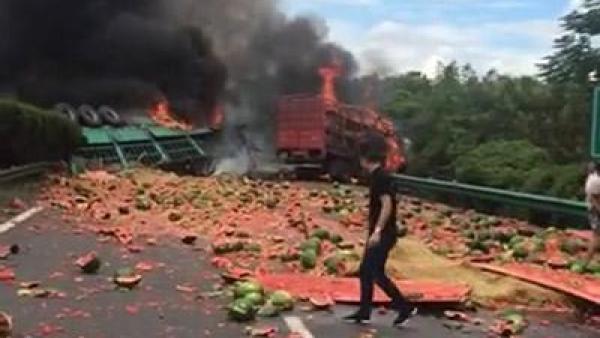 株洲货车高速相撞起火，西瓜成“烤瓜”