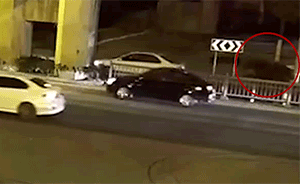 苏州：男子开轿车在非机动车道“遛马”
