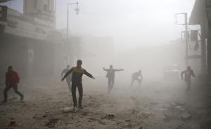 早安·世界｜叙利亚杜马镇遭空袭，平民四处逃命