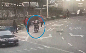 監拍武漢“飛車黨”搶奪:專搶女性挎包