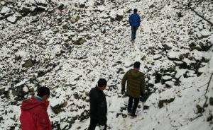 四姑娘山景区派18人上山转运遇难女子遗体，山上仍飘雪