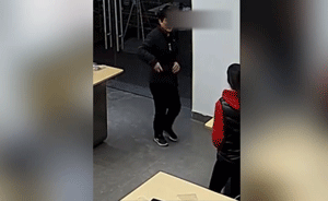 东莞：男子辣椒水喷女店员，抢手机逃跑