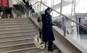 南京站另类“CEO”：专门处理遗失物，有滑板也有婴儿车