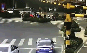 梅州：轿车失控撞向绿化带，2死1伤
