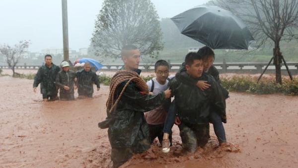 暴雨侵袭四川雅安致道路损毁群众被困