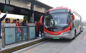 在路面埋下磁钉，上海这里的中运量公交经测试可自动驾驶