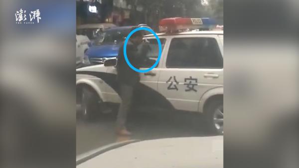 四川凉山：男子当街持刀伤人，攻击警察