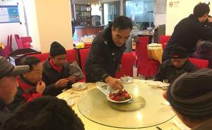 上海一社区民警连续20年为孤老备年夜饭，退休后徒弟接班