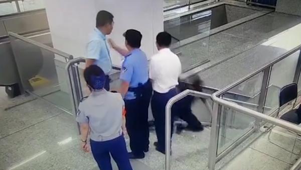 男子拒安检，路过乘客劝说被其推下楼梯