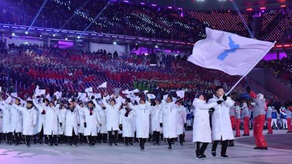 平昌冬奥会开幕，韩朝代表团携手入场