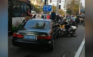 茂名：在逃车辆遭拦截，撞民警再次逃逸