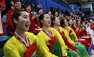 早安·世界｜穿传统服饰、戴面具，朝鲜美女拉拉队赛场助威