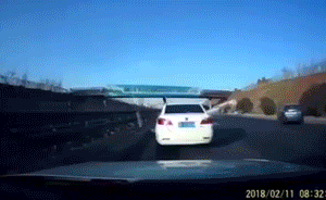 京哈高速山海關段:槽罐車燃燒引燃多車