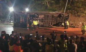 实拍香港巴士侧翻，已致19死66伤