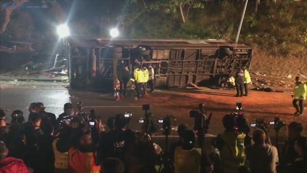 实拍香港巴士侧翻，已致19死66伤