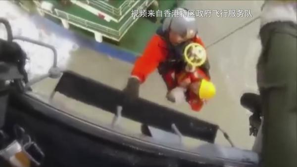 香港：货船遇台风沉没，直升机救11人