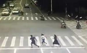 路遇偷车贼，两女警踩高跟鞋狂追几十米