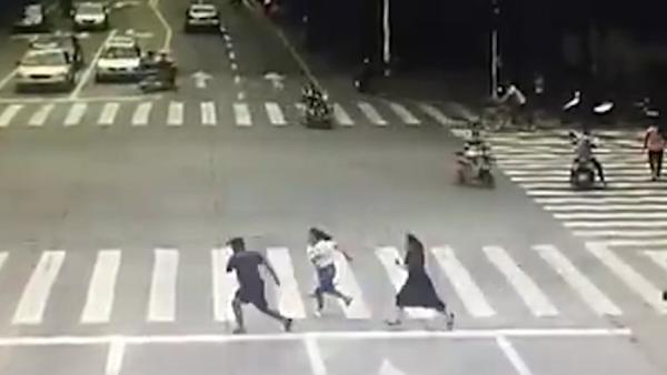 路遇偷车贼，两女警踩高跟鞋狂追几十米