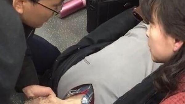 武汉：怀孕护士跪地急救地铁晕倒老人