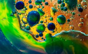 颠覆常识：油性物质高压下溶于水，新方法可开发新型工业溶剂