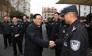 李强除夕检查上海城市安全工作，慰问尽心尽责坚守岗位的人们