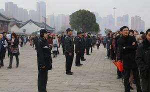 武汉归元寺大年初一进游客27万，民警用身体围成应急导流槽