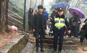 杭州灵隐景区财神庙游客激增数十倍，民警游客冒雨抬伤者下山
