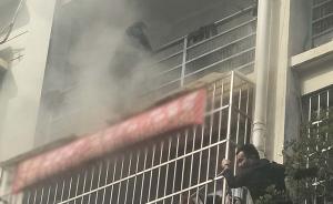 武汉7岁男童玩打火机点燃沙发，民警破窗入室救出被困母子