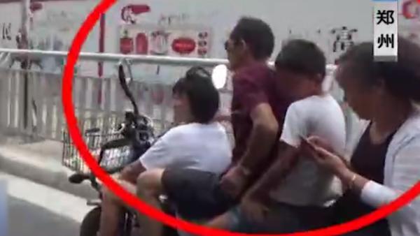 一家5口骑一辆电动车,惊倒路人