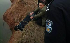 暖闻｜女子轻生跳水，江苏警民采用“猴子捞月”方法将其救出