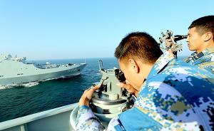 南海舰队远海训练编队在西太平洋某海域组织舰机合同突击演练