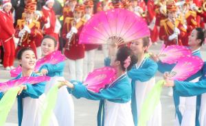 朝鲜拉拉队韩国致谢演出，唱歌跳舞俱全