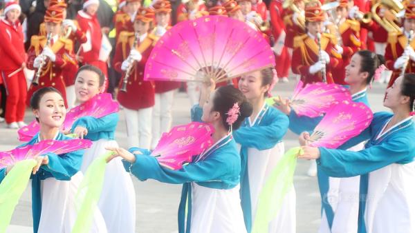朝鲜拉拉队韩国致谢演出，唱歌跳舞俱全