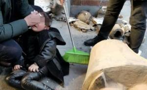 5岁女童在西安一玉器店被仿制兵马俑砸骨折，店家自认无过错