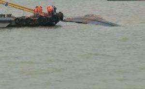 江苏滨海一渔船在海上发生翻船事故，4人失联