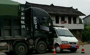 四川安岳十辆大货车强行闯关：5名执法人员被撞伤，司机被拘