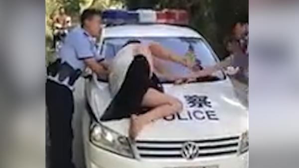 女子跟男友争吵，爬警车撒泼踢民警被拘