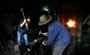 重庆女铁匠抡锤打铁26年：打铁不仅是生计，也是门手艺