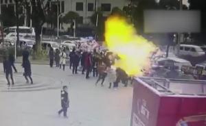 武汉小贩售卖氢气球爆燃火焰蹿起三四米，一对叔侄被严重烧伤