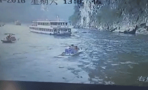 疑被赶超，漓江排筏撞游轮侧翻4人落水