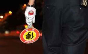 男子拒檢,加速?zèng)_撞隔離帶輾傷民警逃逸