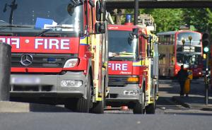 伦敦西南部一建筑突发大火，58名消防员急赴现场