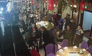 衡阳警方：一餐厅女服务员遭食客殴打，两人被刑拘两人正抓捕