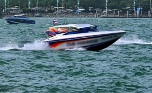 泰国两摩托艇业者疑因抢客户海滩爆发枪战，致1死1伤