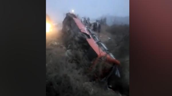 邢台一货车与大客车相撞，致6死23伤