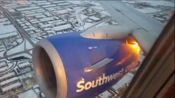 乘客拍下惊险一幕：飞机引擎故障起火