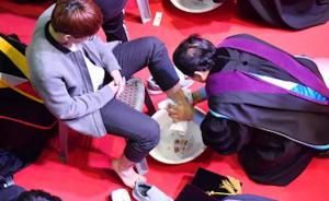 韩国大学开学典礼：校长亲自给学生洗脚