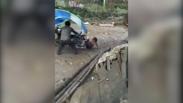 广西一男子抽打亲生幼女，用摩托车拖行