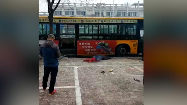 鞍山一公交车失控冲入站台，多人受伤